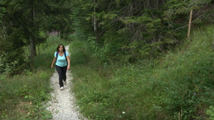 Knie-Schmerzen adé - Das Wandern im kybun Schuh macht Freude